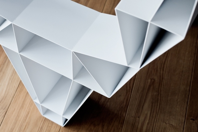 moderný kovový biely voľne stojací dizajn knižnice dizajnová polička kovová biela voľne stojaca konštrukcia