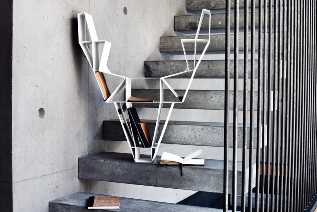 polička dizajn biely kov linky jelenia hlava voľne stojaca dizajnová polička na knihy biele kovové línie jelenie hlavy