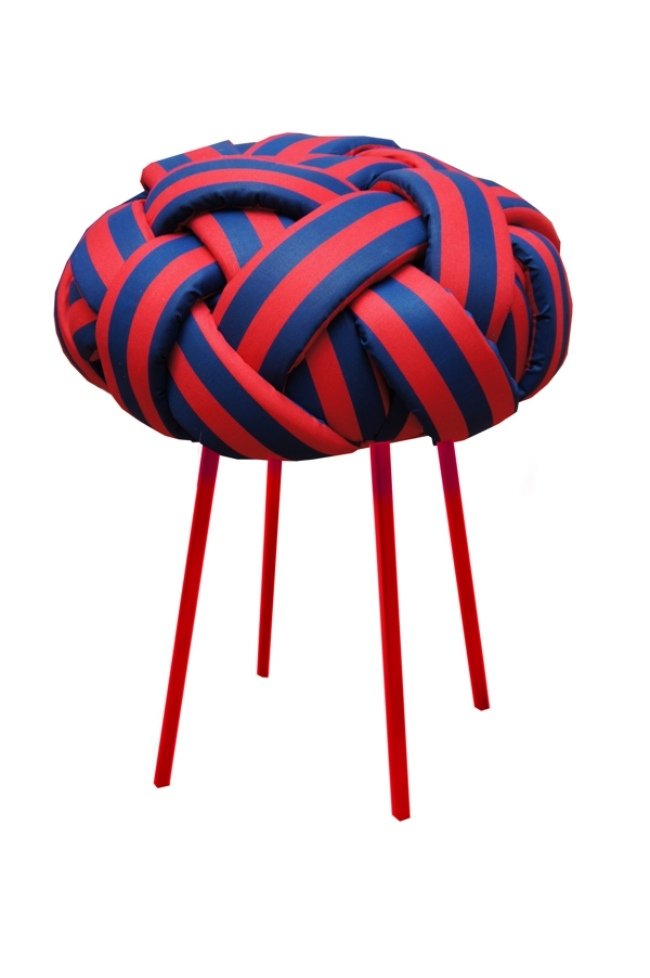 modro -červené tkané dizajnérske sedenie od humberto damata