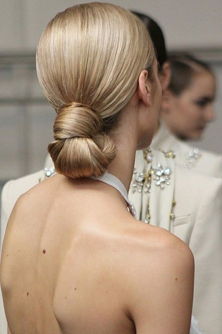 elegantný updos dlhý vlas manšestrový uzol drdol účes