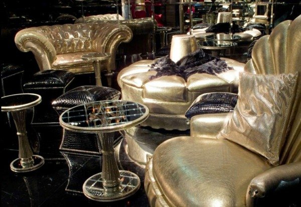 zlatá sedacia súprava-obývačka-čierna-dlažba