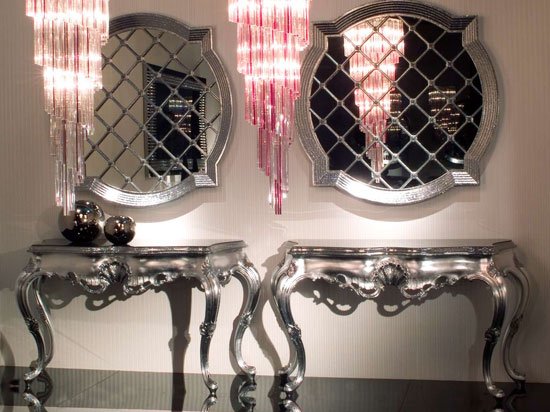 krištáľový luster so strieborným konferenčným stolíkom