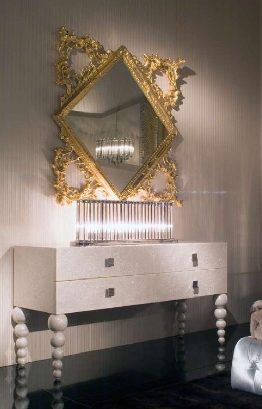 spálňa so zlatým zrkadlom