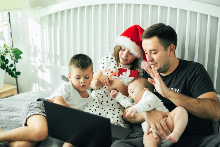 Vyhnite sa korone v domácnosti počas vianočného obdobia a komunikujte online