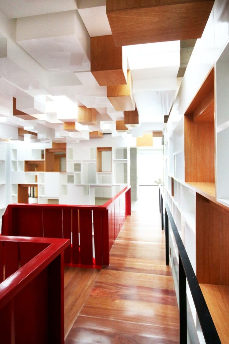 corten oceľ-plech-kov-chodba-dizajn-originál-laminát-parkety-červené zábradlie