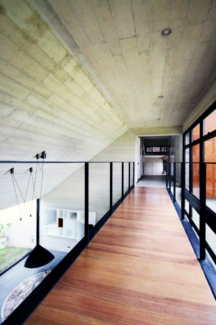 corten oceľ-plech-kov-chodba-most-moderná-oceľ-zábradlie-čierna
