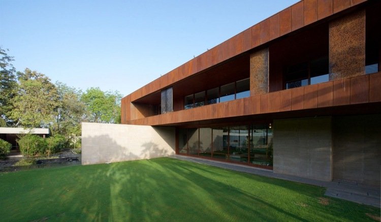 Fasádna oceľ z Cortenu -zelené-lúka-posuvné-dvere