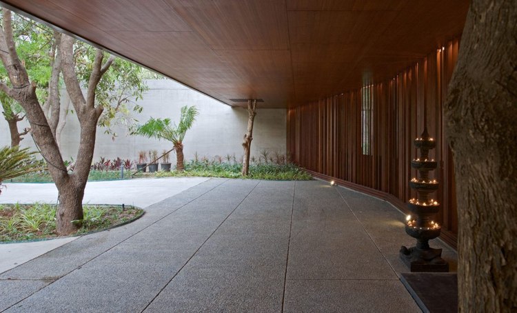 nádvorie-terasové dosky-drevené lamely-lemovanie trávnika