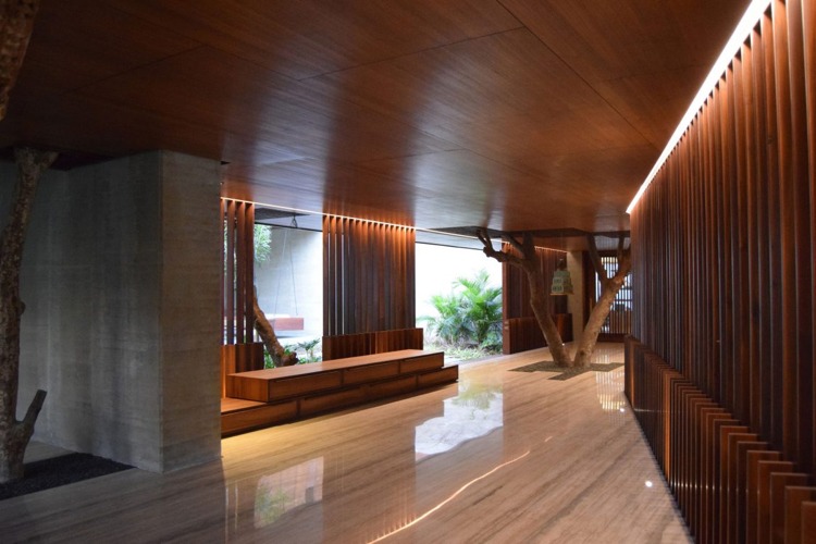 hala-strom-integrovaný-led-pásy-strop-podlaha-dlažba-mramorový vzhľad