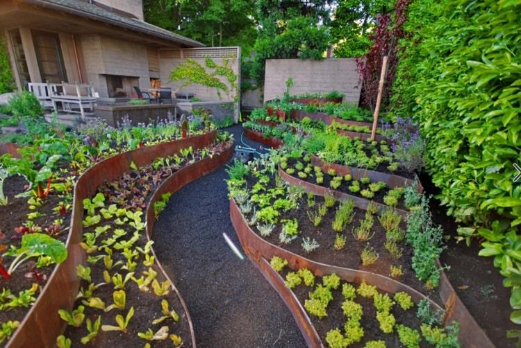 Vyvýšené záhony v patine na niekoľkých úrovniach pre zeleninu
