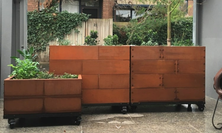 Mobilná vyvýšená posteľ z cortenovej ocele na oceľové plechy terasy