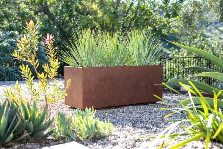 Zvýšená posteľ z Cortenovej ocele ako ochrana pred slimákmi a hlodavcami