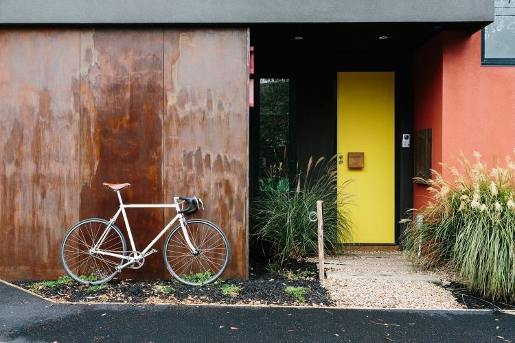 moderné, hravé prvky do záhrady a do domu vyrobené z cortenovej ocele Cortenová oceľ v záhrade-vložka-fasáda-dizajnový prvok-moderná architektúra