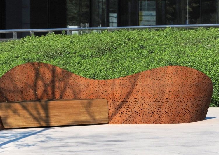 Operadlo vyrobené z konštrukčnej ocele odolnej voči poveternostným vplyvom a dreveného sedadla corten-steel-bench-lab23-curvo-wood