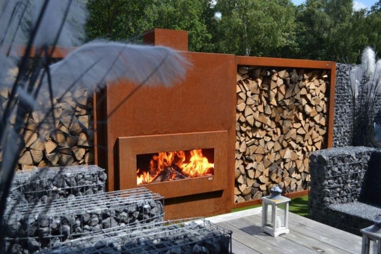 Vonkajší krb z cortenovej ocele s drevenou policou corten oceľ-záhrada-nápady-krb-palivové drevo-policové-gabióny