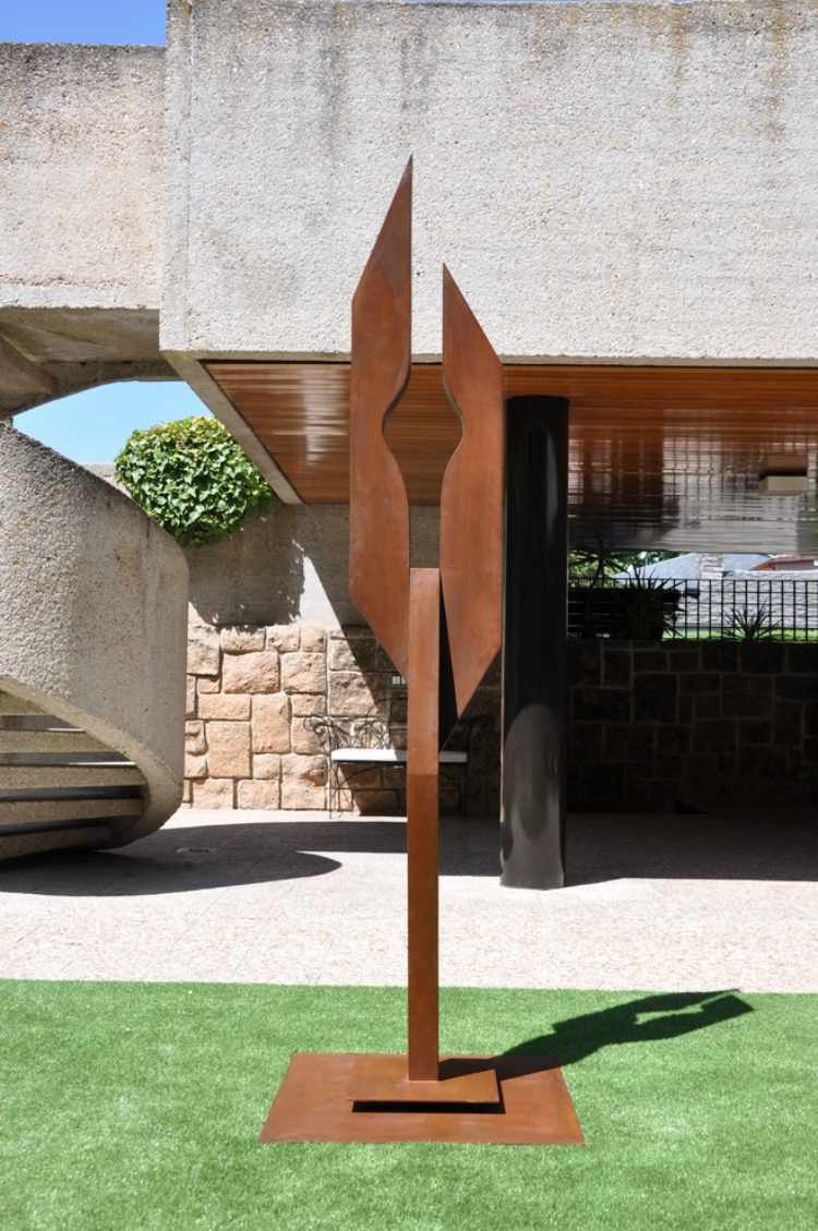 abstraktná plastika z cortenovej ocele corten-steel-sculpture-abstract-modern-garden-