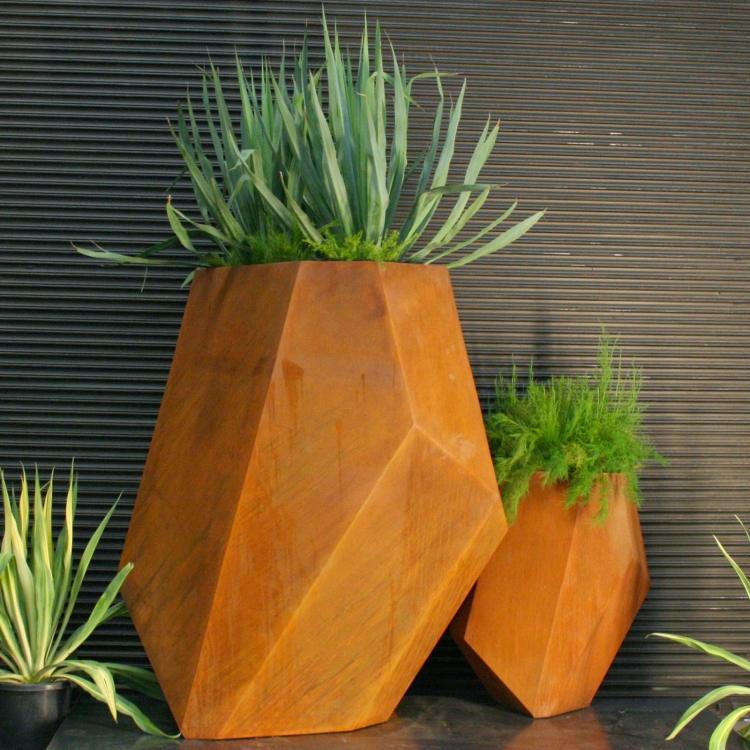 Sadzač vyrobený z ocele Corten s fazetovým dizajnom corten-steel-garden-planter-facetted-design
