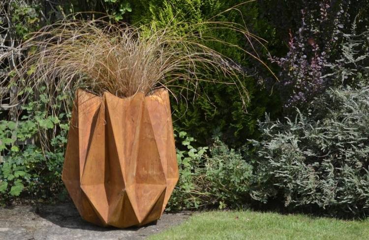 Sadzač z ocele Corten v záhrade corten-steel-planter-design-garden-ideas-
