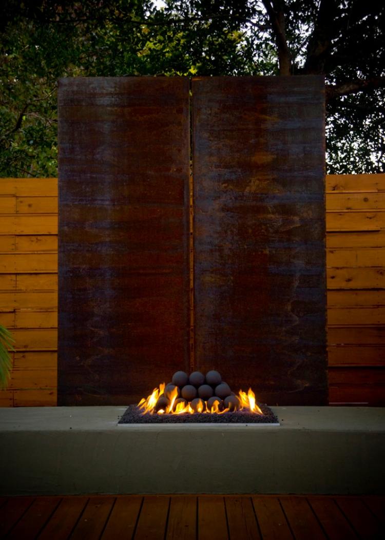 Ochranné panely z konštrukčnej ocele odolnej voči poveternostným vplyvom za otvoreným krbom corten-steel-garden-nápady-tanier-krb-stena-ochrana