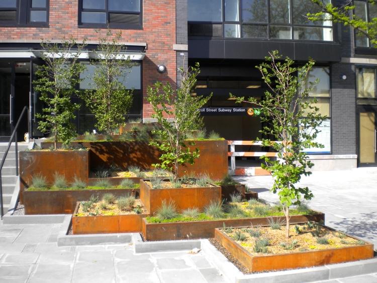 Vyvýšené postele z konštrukčnej ocele odolnej voči poveternostným vplyvom v rôznych výškach corten-oceľ-záhrada-nápady-vyvýšené postele-rôzne-podlahy