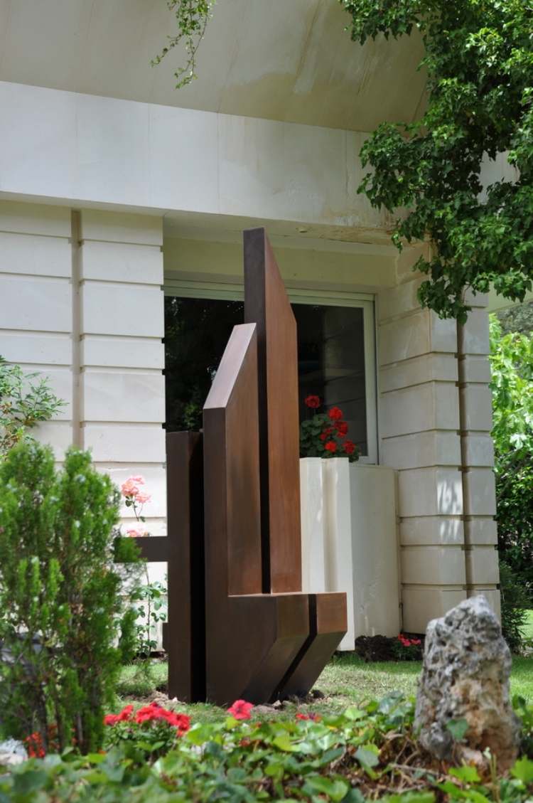 abstraktná záhradná socha vyrobená z konštrukčnej ocele odolnej voči poveternostným vplyvom corten-oceľ-záhradná-dekorácia-socha-nápady-moderné