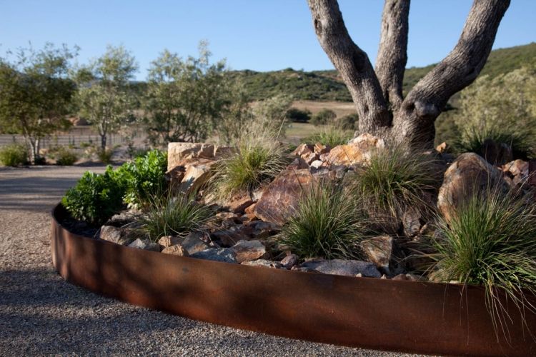 Okraj postele vyrobený z plechu z cortenovej ocele corten oceľ-záhradná-posteľ-lemovanie-okrasné-trávnaté kamene