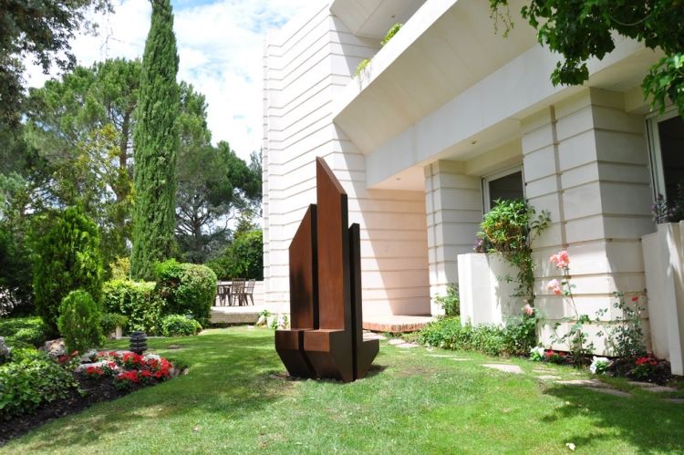 geometrická záhradná socha vyrobená z konštrukčnej ocele odolnej voči poveternostným vplyvom corten-oceľ-záhrada-nápady-socha-geometrická