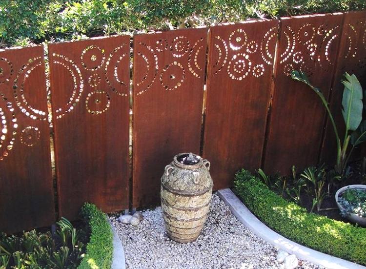 Cortenová oceľ v záhrade - mnoho možných použití corten-steel-privacy-screen-ozdobné-panely-kruhový vzor-perforovaný
