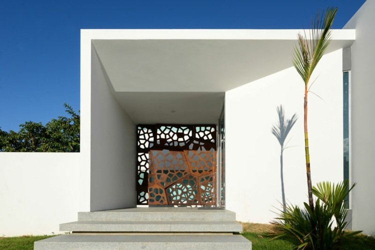 corten oceľ-súkromná obrazovka-vchod-vila-betón-biele-palmy