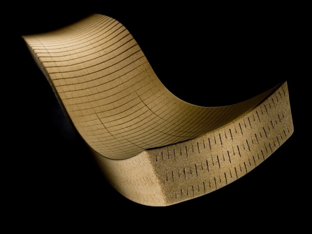 relaxačné ležadlo z korku Daniel-Michalik Cortiça-ergonomický tvar