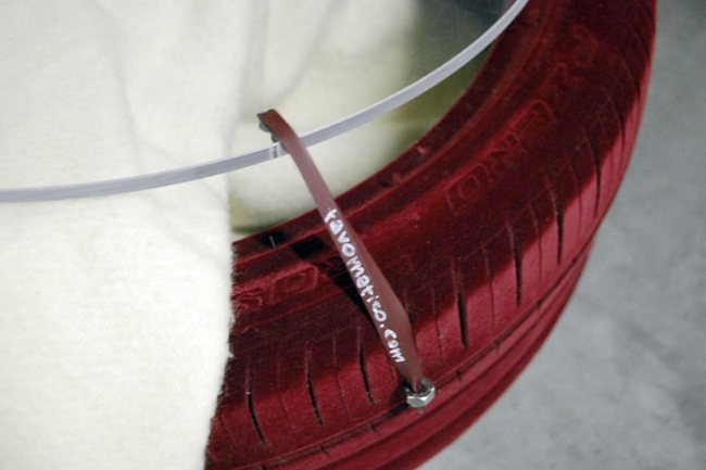 konferenčný stolík auto pneumatiky bordová červená tavomatico taliansko