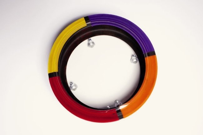 Pneumatiky na bočnom stolíku sú farebne lakované z plexiskla
