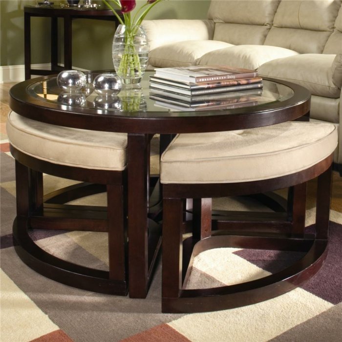 praktické riešenie s konferenčným stolíkom zo skla a dreva Konferenčný stolík s priestorom na stoličku, ktorý je možné uložiť