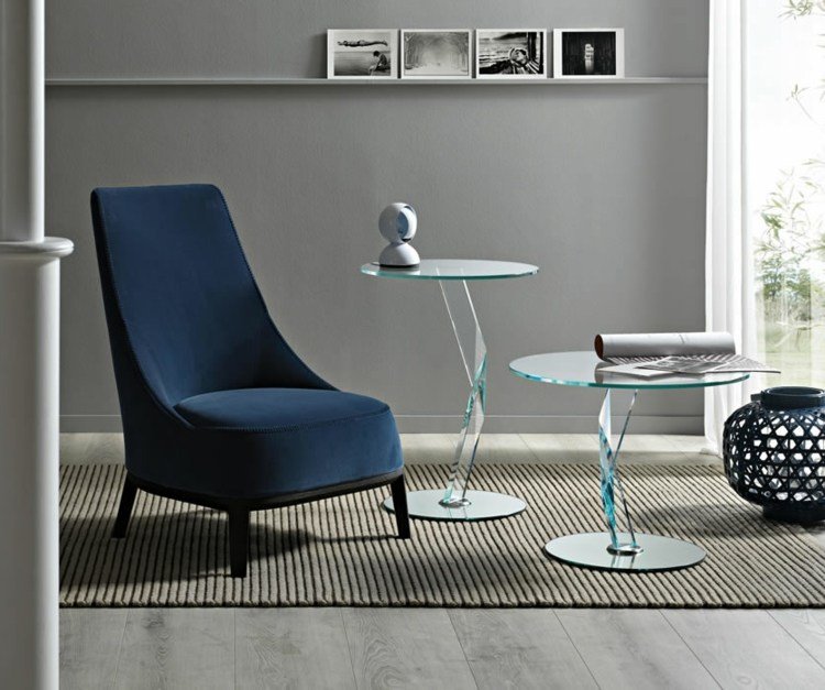 štýlové moderné sklenené konferenčné stolíky so zariadením na čítanie v obývacej izbe