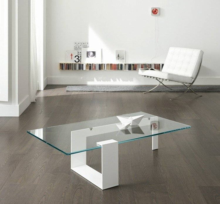 Odkladací stolík z bieleho skla vyrobený z kovu v obývačke