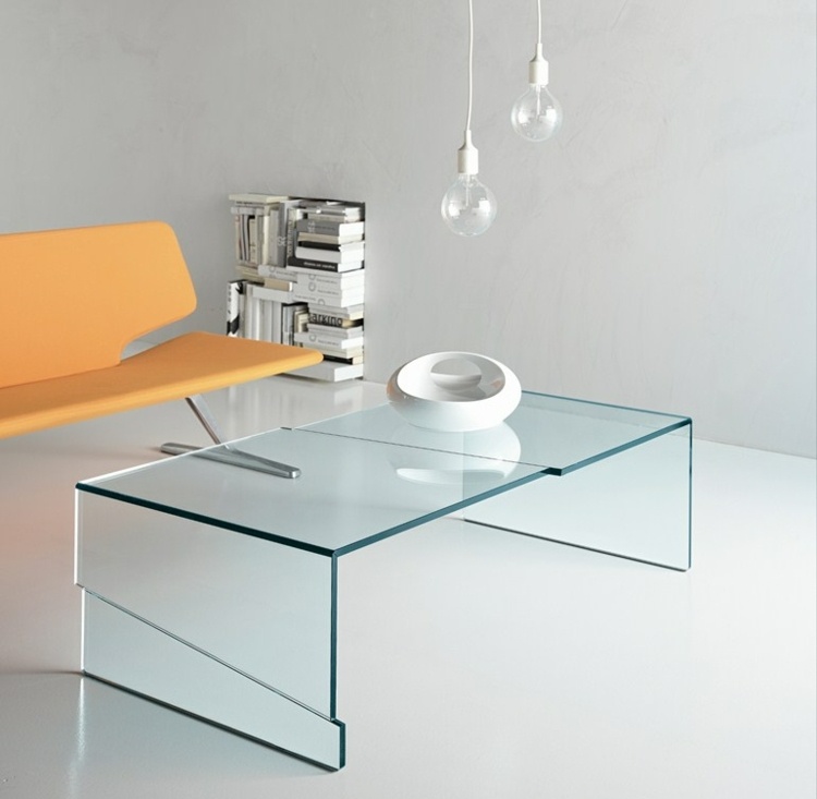 Nastavte sklenený konferenčný stolík na scénu Zariaďovanie obývačky