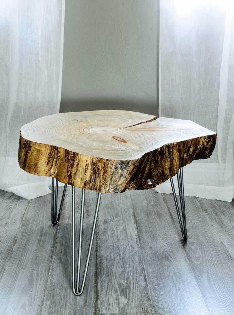 Konferenčný stolík-drevený plátok-nábytok-lakovaná-nízka-parketová podlaha-optika-zvetrané-závesy