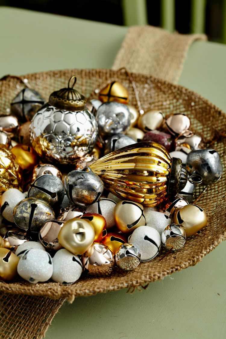 Ozdobte vianočnú misu zvončekmi rôznych farieb a guličkami vianočného stromčeka