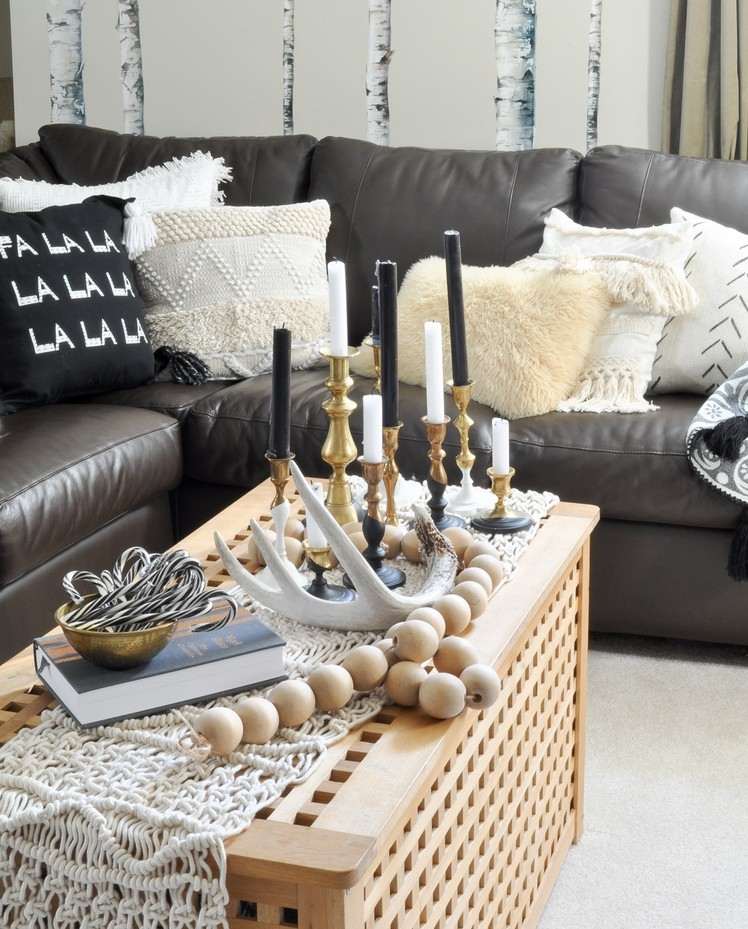 Vianočná dekorácia na konferenčný stolík v štýle boho v čiernej a bielej farbe