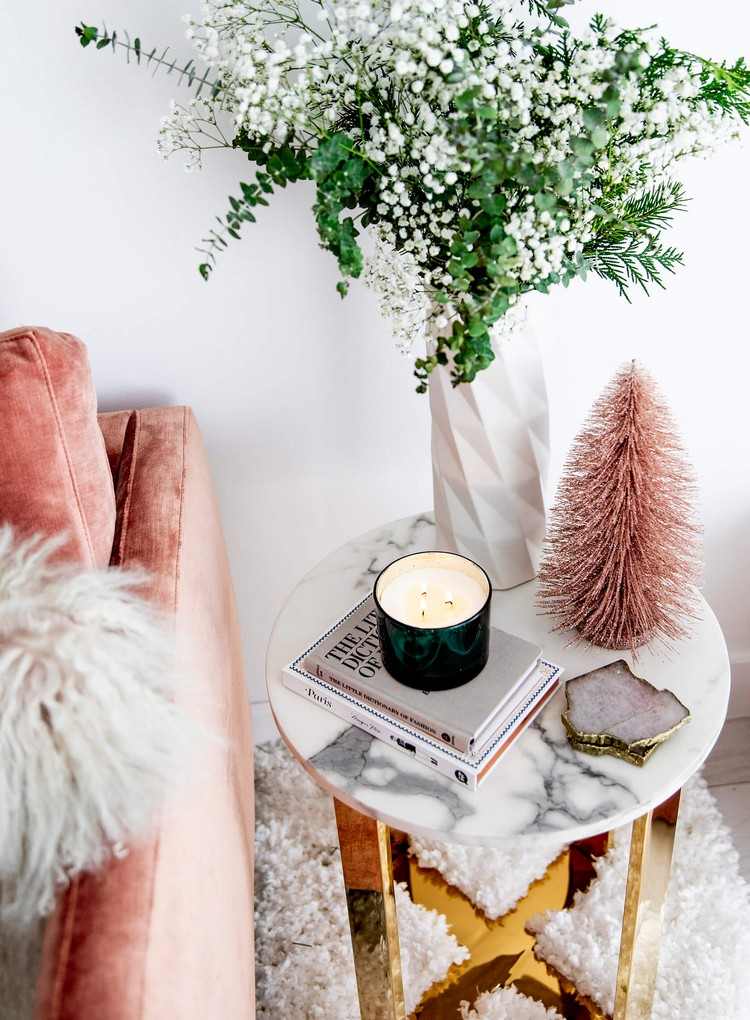 Postranný stolík na Vianoce ozdobte sviečkou so štyrmi knôtmi a umelým vianočným stromčekom