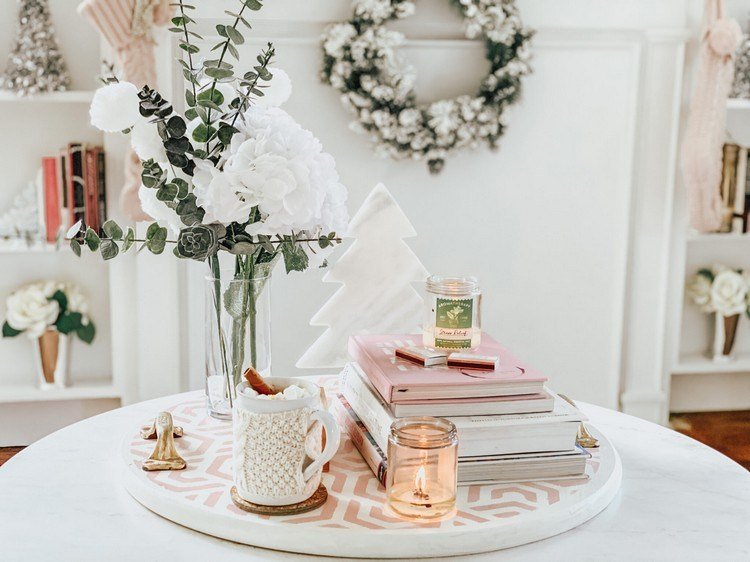 Vianočná dekorácia z čerstvých kvetov a čajových sviečok