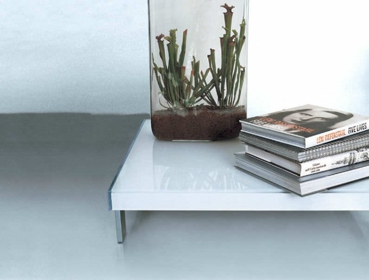 konferenčný stolík-vysoký lesk-biele-sklo-chrómové-nohy-nízke-Giuseppe-Viganò-COEVO