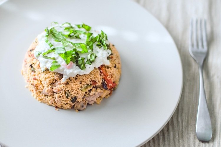 kuskus-šalát-recept-jogurt-dressing-bazalka