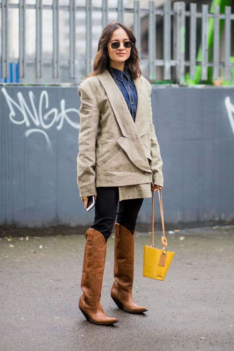 Kovbojské čižmy kombinujú nápady na legíny s nadmernými sakami na jeseň