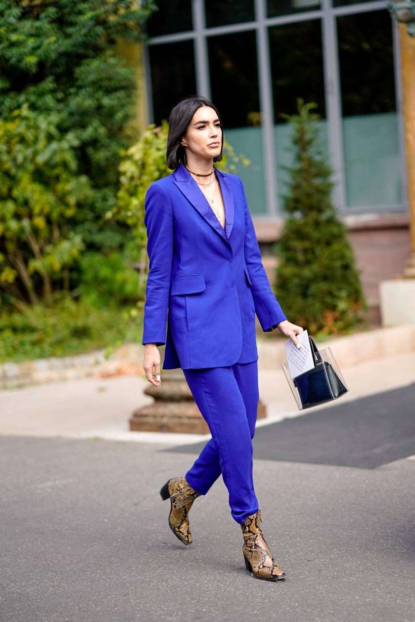 Kovbojské čižmy kombinujú s oblekom jesenné outfity do kancelárie