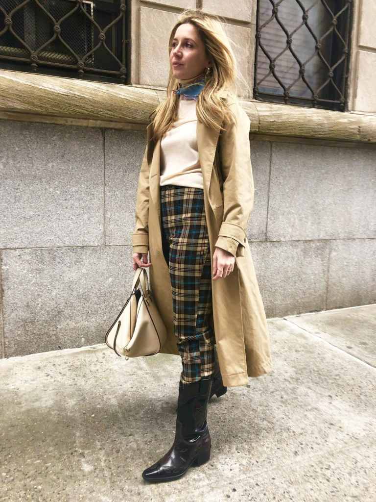 Kovbojské čižmy kombinujú v jesenných outfitoch trenčkot