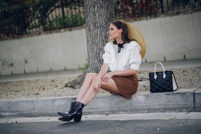 Minisukňa na jeseň v kovbojských členkových topánkach, dámske oblečenie