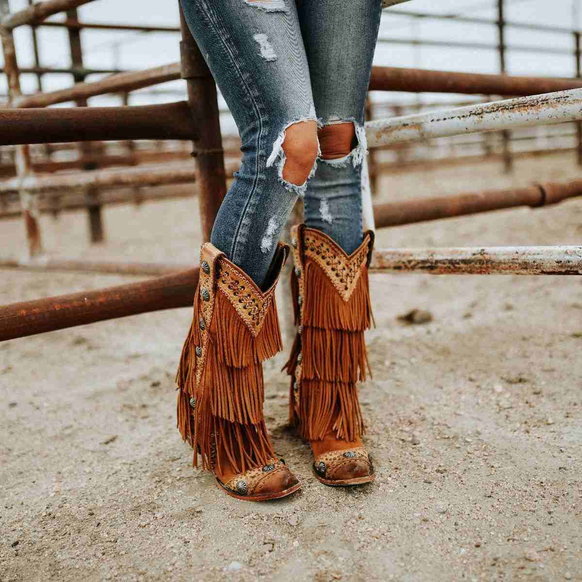 Kovbojské čižmy s okrajmi, dámske jesenné outfity, trendy v obuvi