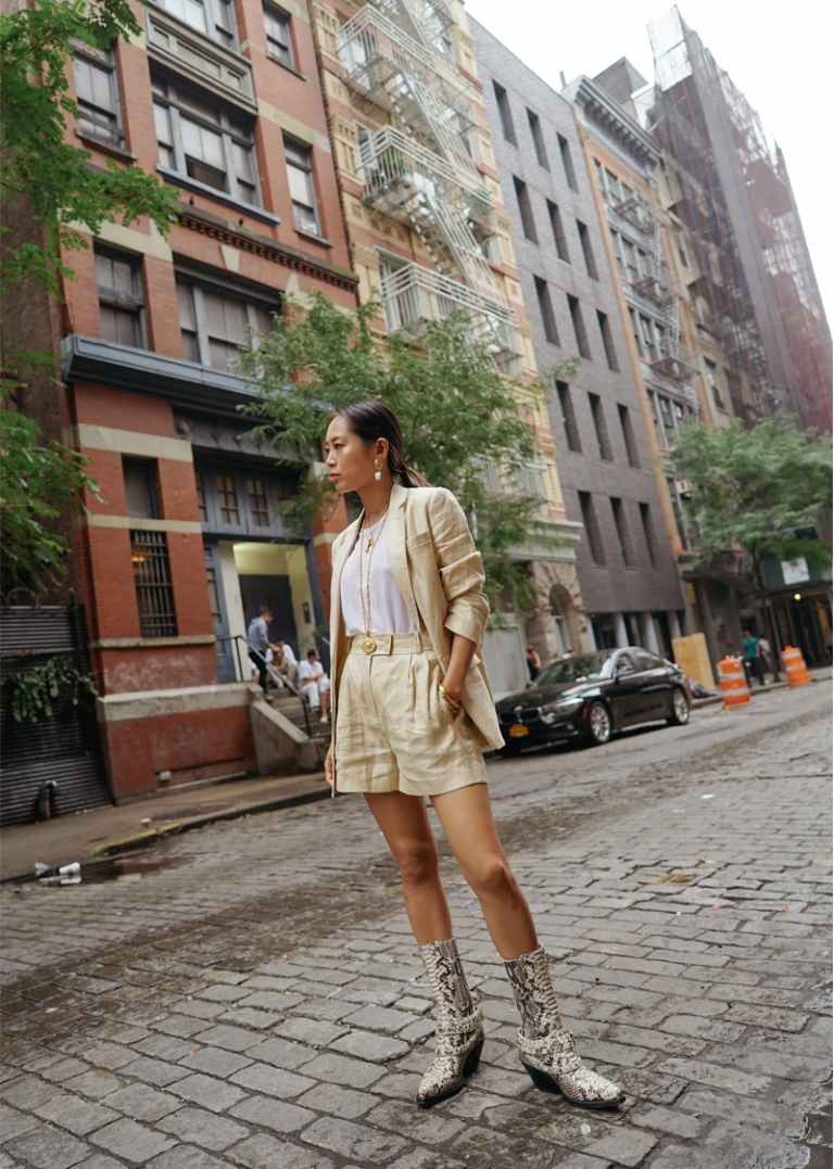 Kovbojské čižmy majú hadie vzorové outfity k šortkám pre ženy