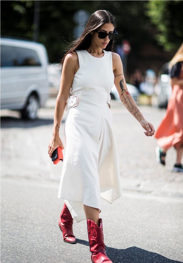 Kovbojské topánky kombinujú nápady jesenného oblečenia s šatami